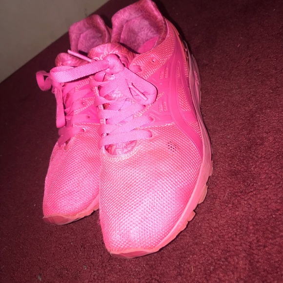 Neon pink ASICS gel-Kayano trainer evo. - Picture 2 of 2